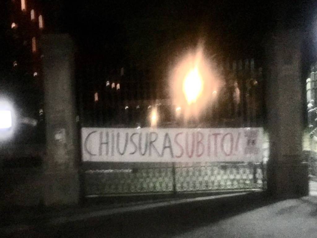 tavernola striscione forza nuova per chiusura centro di accoglienza