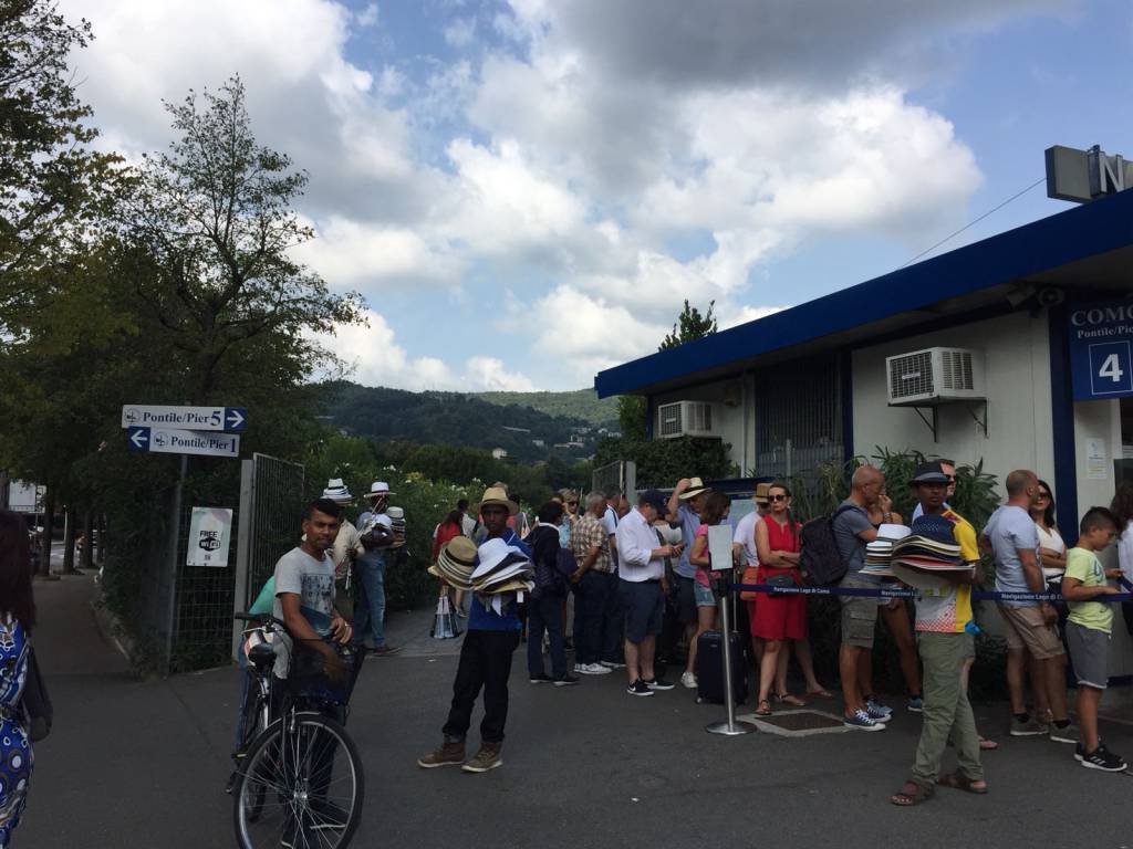 venditori abusivi di cappelli sul lungolago di como tanti anche oggi