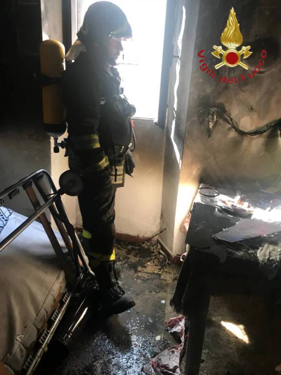 Cigno ferito da un amo nel lago ed appartamento in fiamme: pompieri in azione