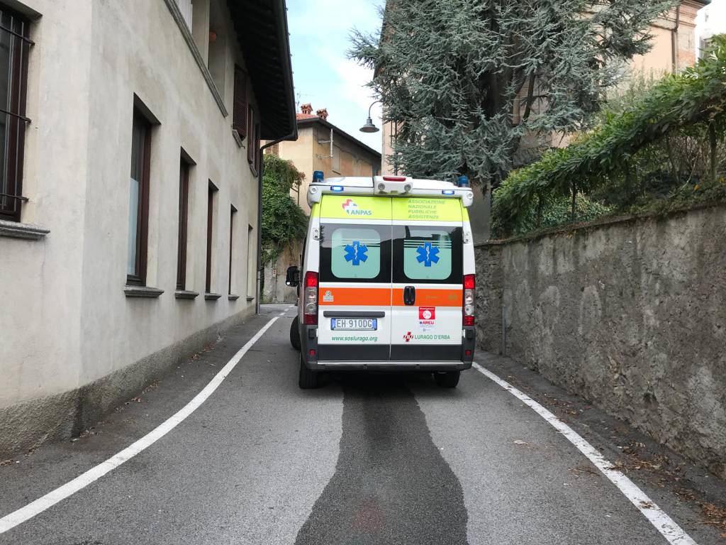 esplosione ed incendio corte di lurago d'erba ambulanze in posto lurago