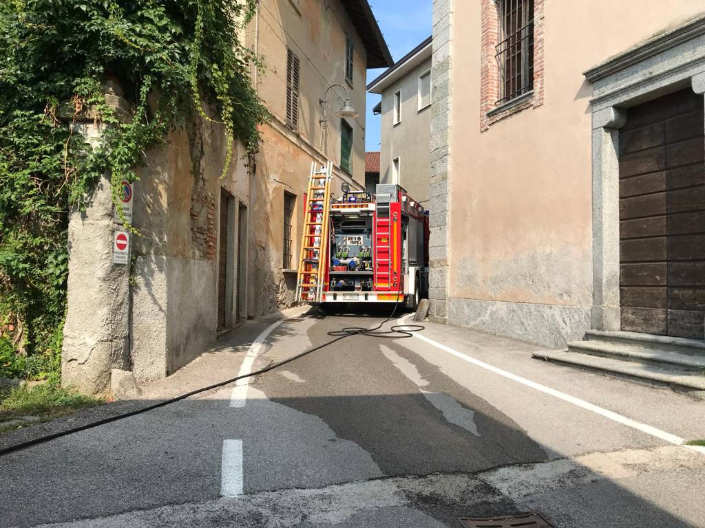 esplosione ed incendio corte di lurago d'erba ambulanze in posto lurago