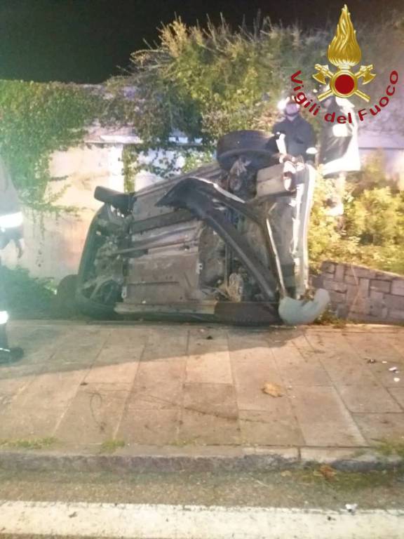 Incidente mortale nella notte a Guanzate: auto distrutta, tre morti