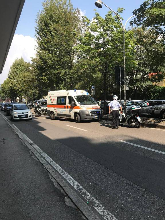 Pensionato cade con lo scooter in viale Varese e si schianta sul marciapiede