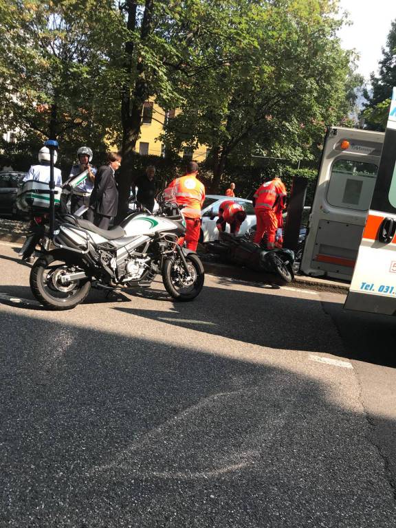 Pensionato cade con lo scooter in viale Varese e si schianta sul marciapiede