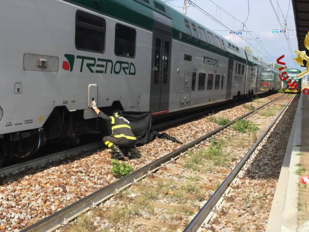 pensionato sotto il treno portichetto luisago soccorsi e treno fermo polfer e pompieri