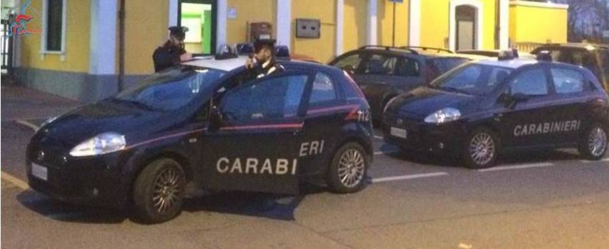 stazione di mozzate auto carabinieri esterno controlli sera
