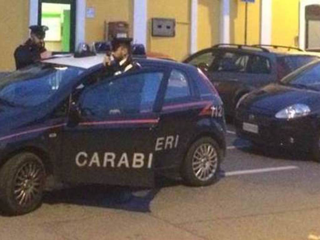stazione di mozzate auto carabinieri esterno controlli sera