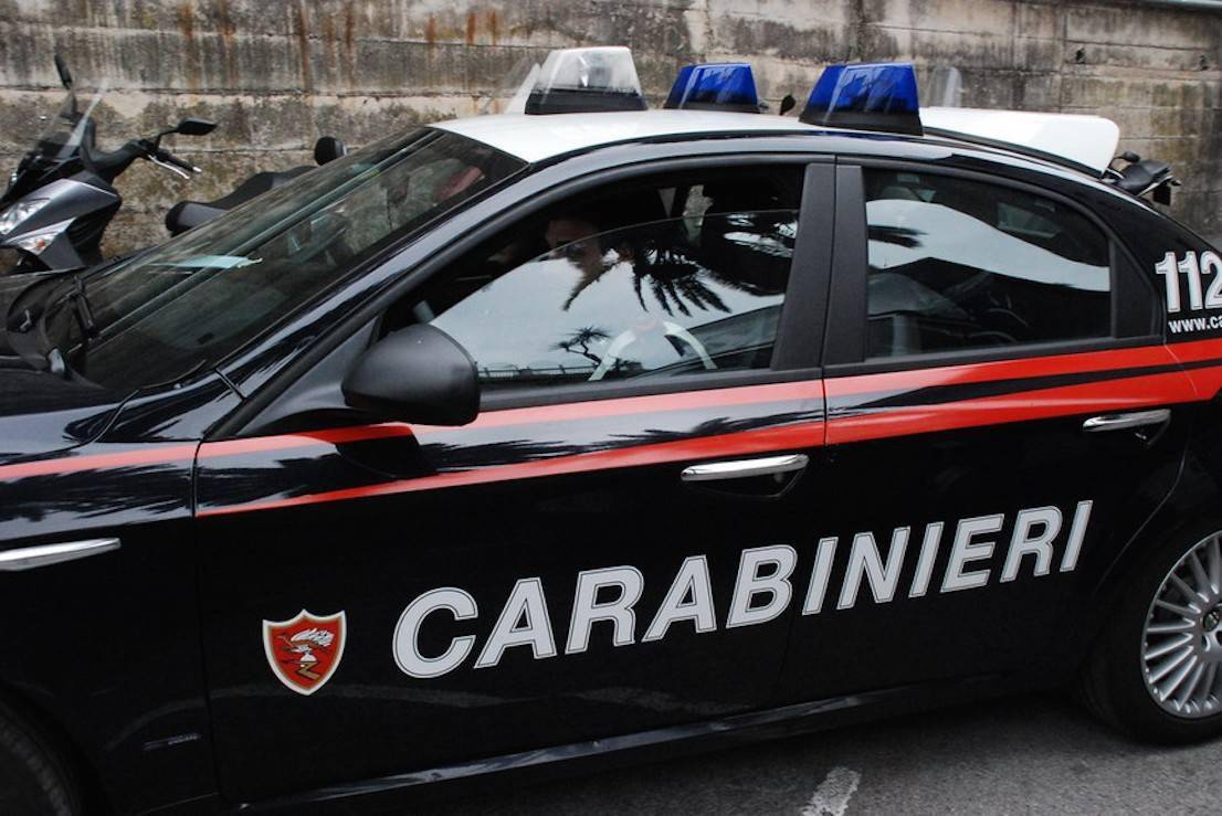 carabinieri generica esterno scuola dopo vandalismo, pubblico ufficiale