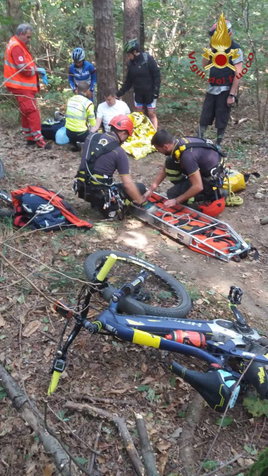 cicloturista cade nel bosco ad albiolo, soccorsi dai pompieri