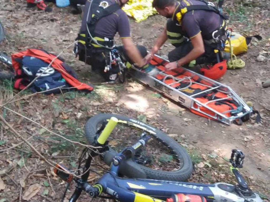 cicloturista cade nel bosco ad albiolo, soccorsi dai pompieri