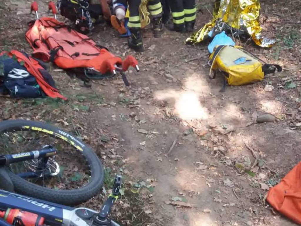 cicloturista cade nel bosco ad albiolo, soccorsi dai pompieri