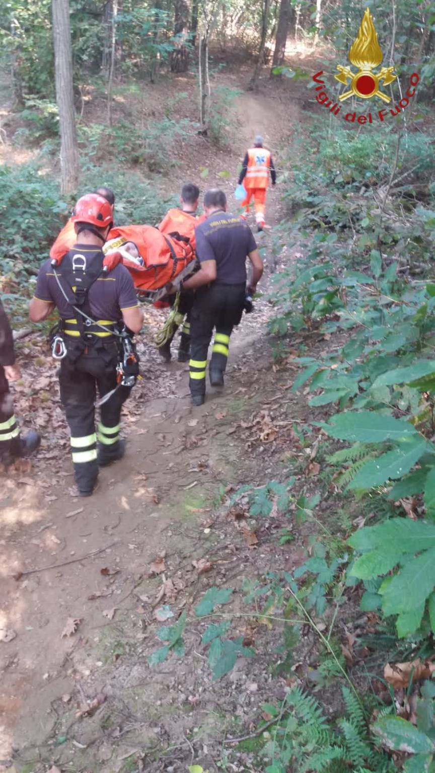 cicloturista cade nel bosco ad albiolo, soccorsi dai pompieri