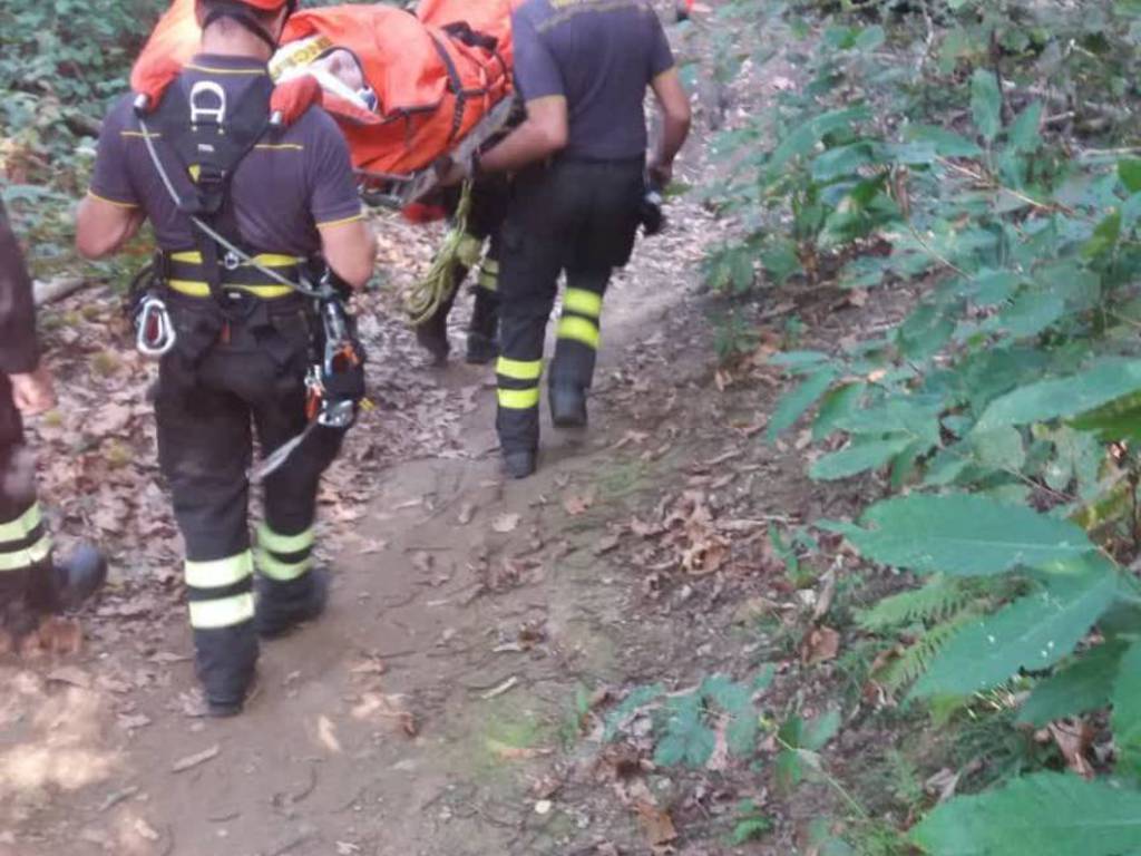 cicloturista cade nel bosco ad albiolo, soccorsi dai pompieri