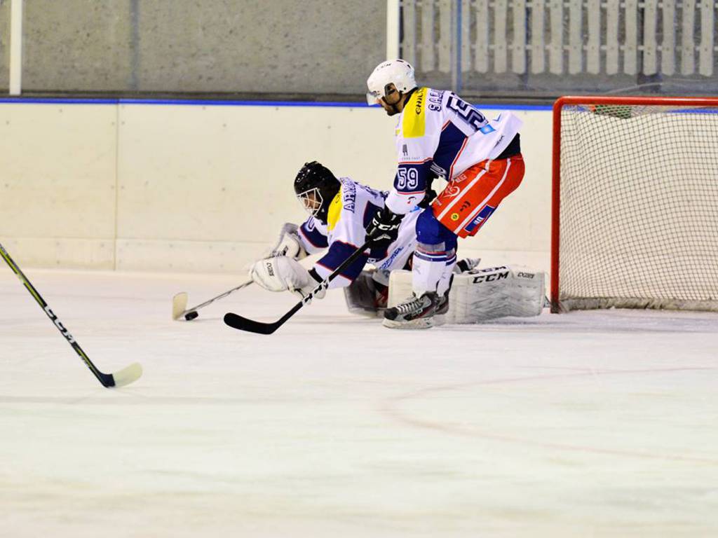 hockey como vince in casa contro valdifiemme