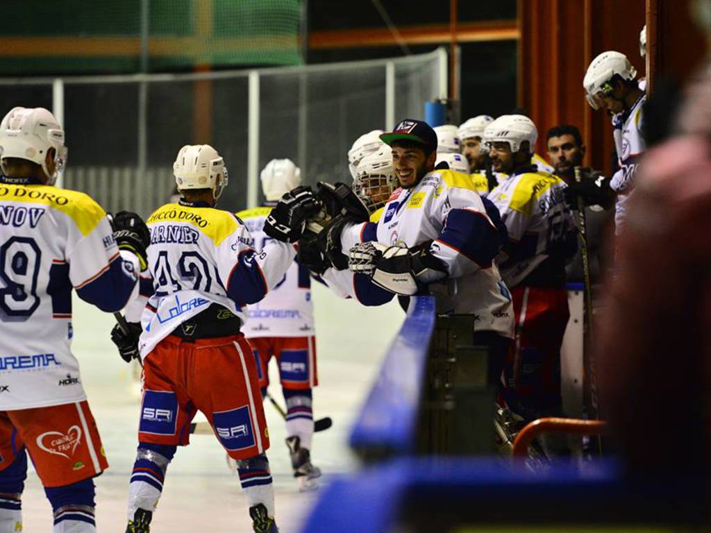 hockey como vince in casa contro valdifiemme