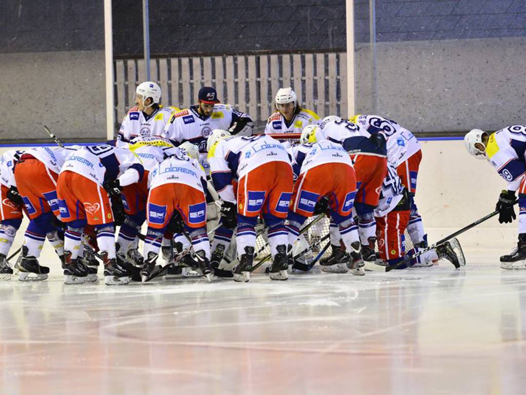 hockey como vince in casa contro valdifiemme