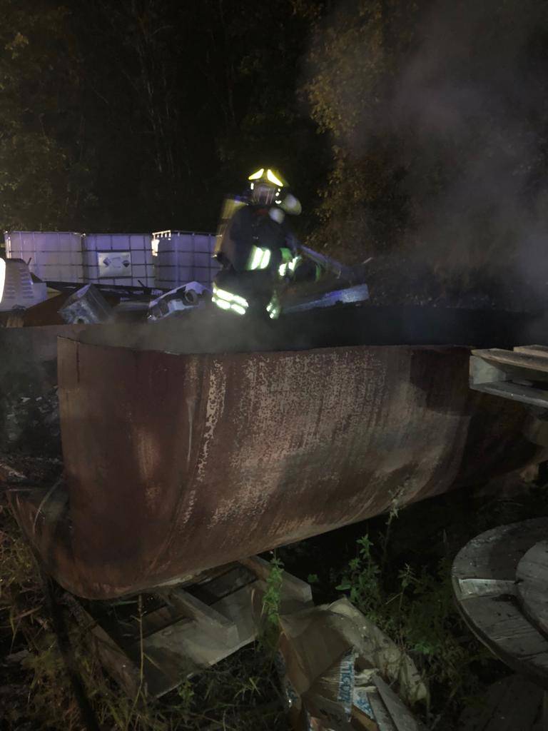 incendio alta valle intelvi notte, brucia materiale edile stoccato in via 4 novembre