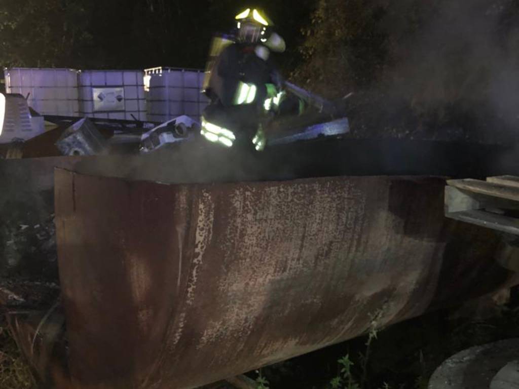 incendio alta valle intelvi notte, brucia materiale edile stoccato in via 4 novembre