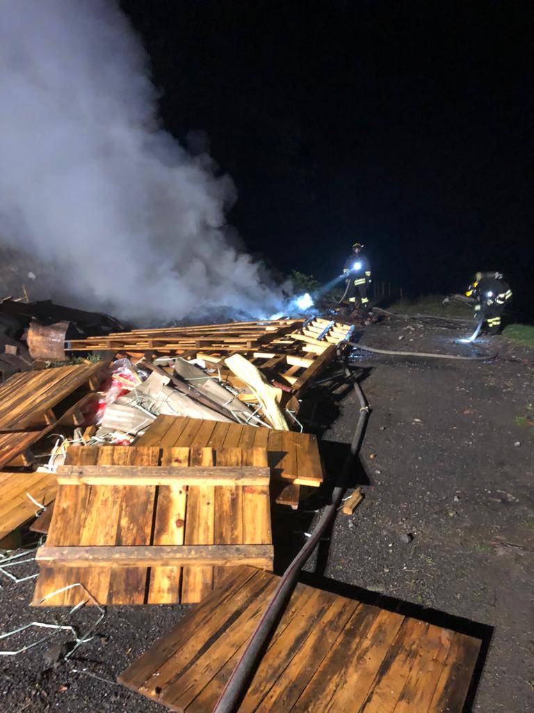 incendio alta valle intelvi notte, brucia materiale edile stoccato in via 4 novembre
