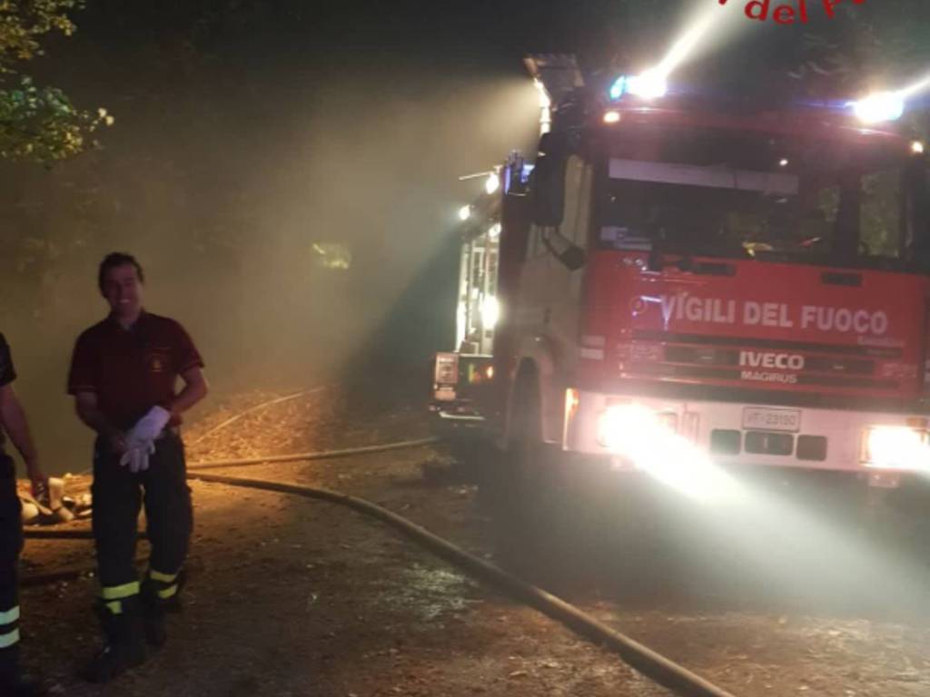 incendio notte boschi stazzona alto lago pompieri in azione