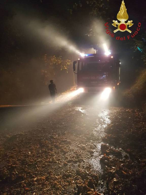 incendio notte boschi stazzona alto lago pompieri in azione