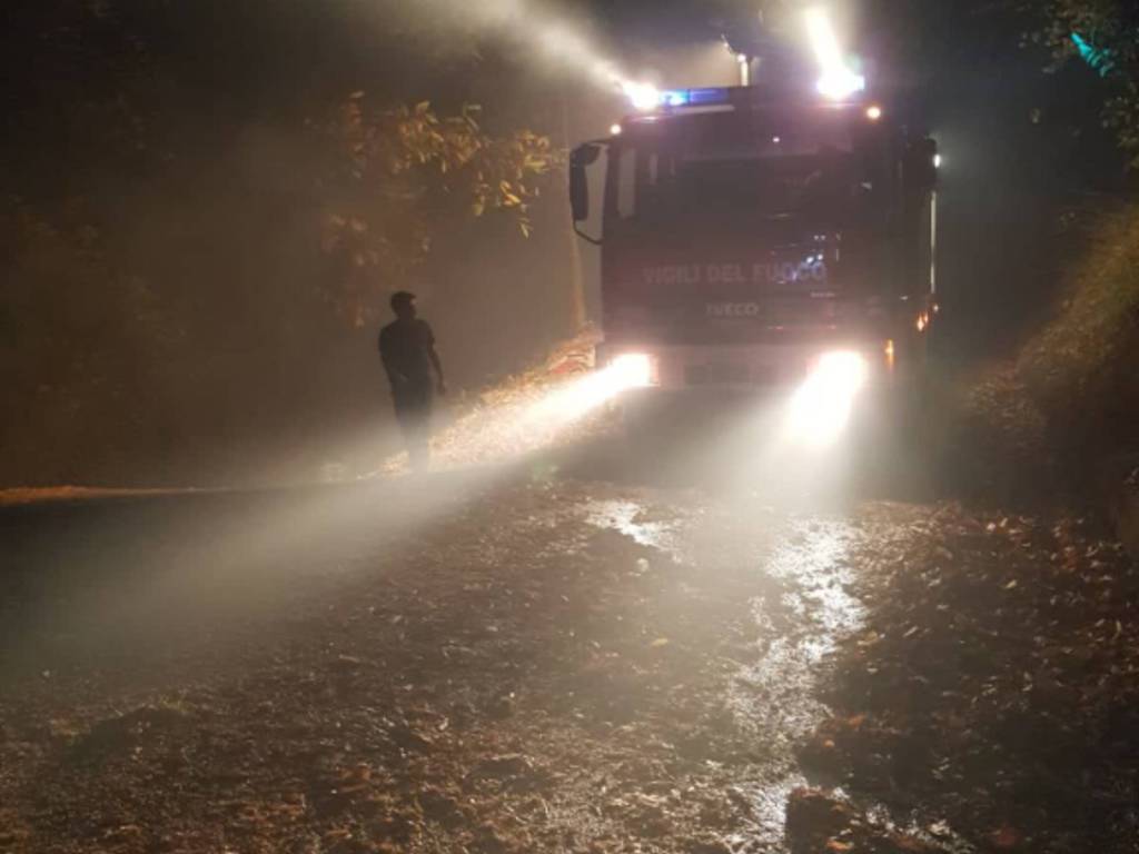 incendio notte boschi stazzona alto lago pompieri in azione
