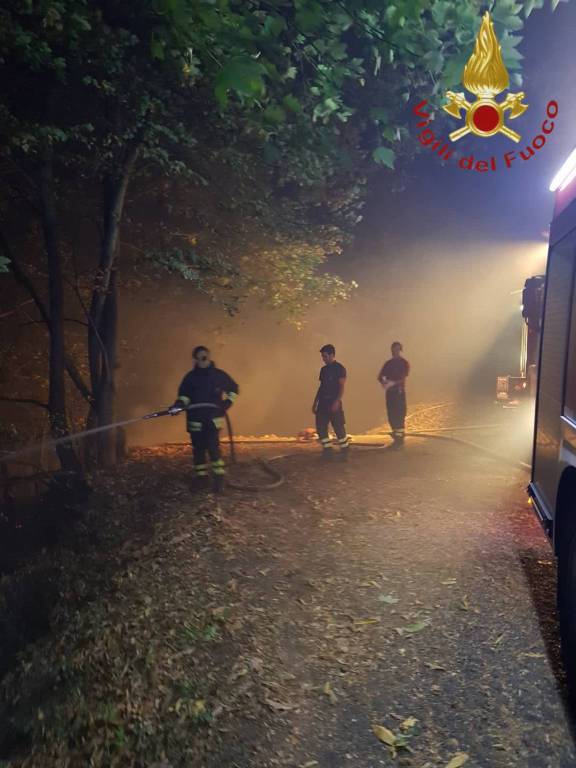 incendio notte boschi stazzona alto lago pompieri in azione