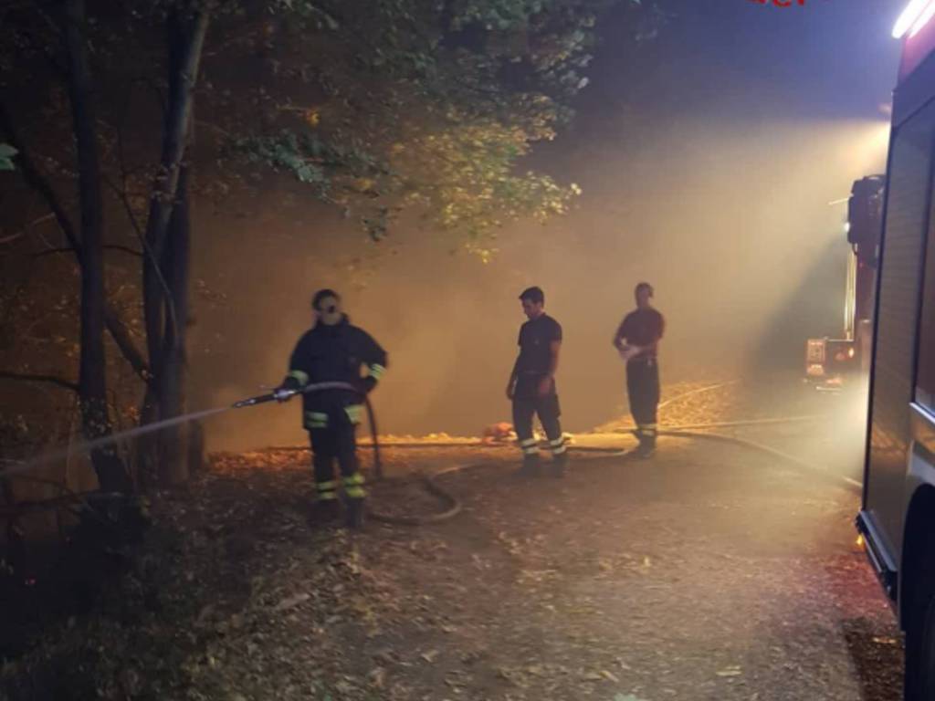 incendio notte boschi stazzona alto lago pompieri in azione
