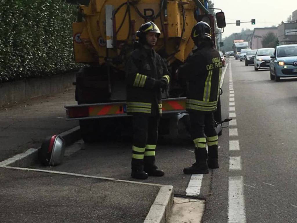 incidente cadorago, camion sporgo pozzi travolge pensionato in scooter