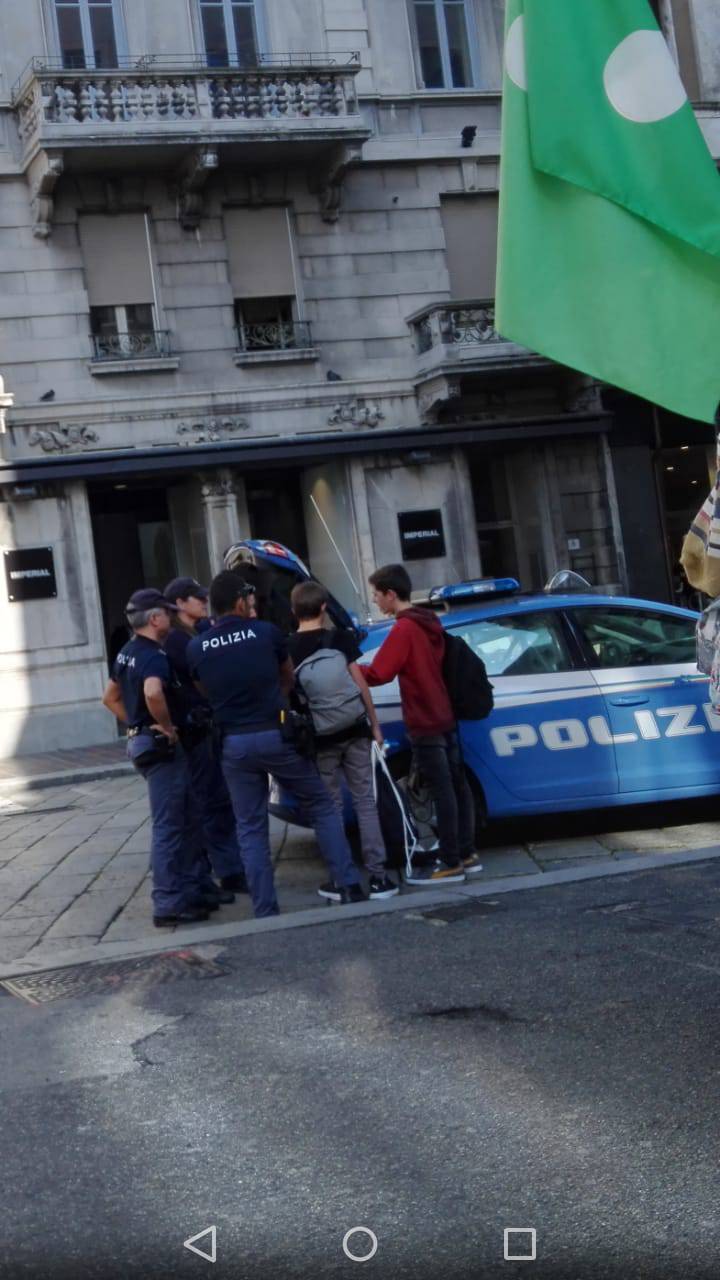 polizia portici plinio rapina ragazzi baby-gang agenti in piedi fuori auto