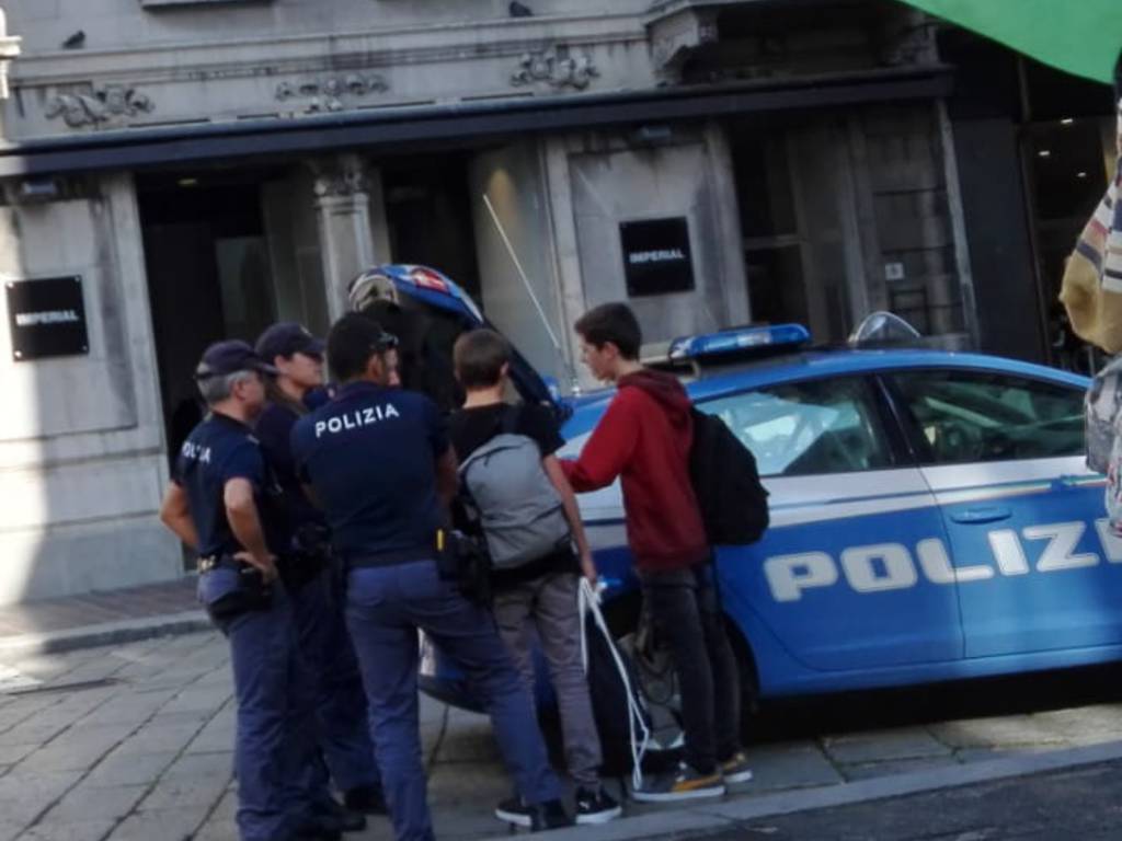 polizia portici plinio rapina ragazzi baby-gang agenti in piedi fuori auto