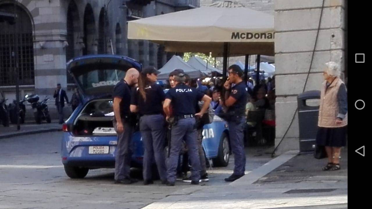 polizia portici plinio rapina ragazzi baby-gang agenti in piedi fuori auto