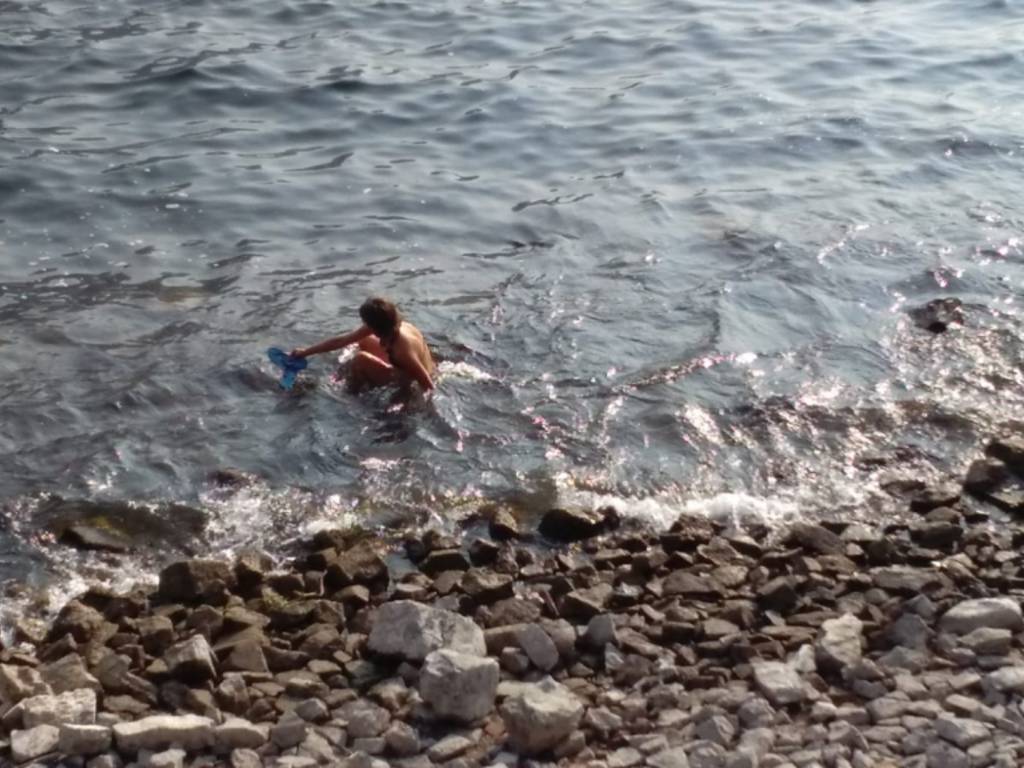 turista tedesca si tuffa nel lago per fare bagno il 14 ottobre via per cernobbio