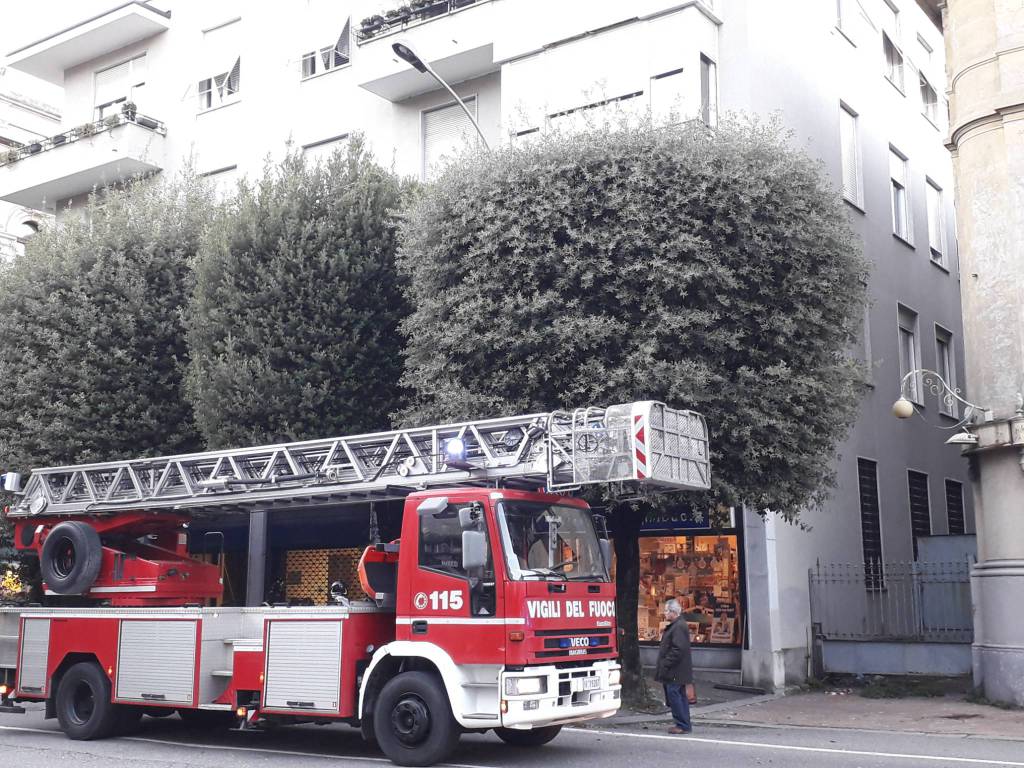 como via gallio caduti calcinacci dalla facciata di un palazzo vicino al politeama