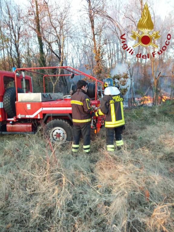 incendio al capanno parco pineta castelnuovo bozzente pompieri in posto