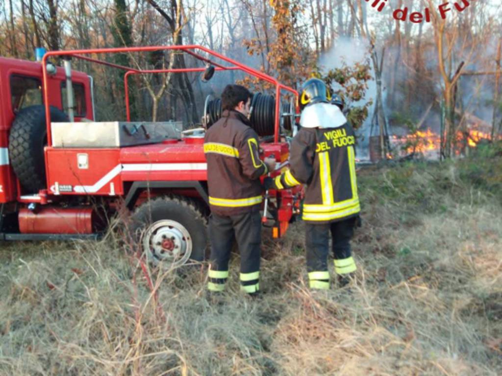 incendio al capanno parco pineta castelnuovo bozzente pompieri in posto