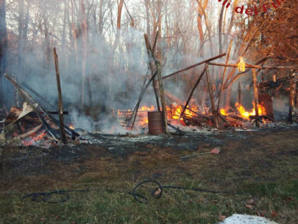 incendio al capanno parco pineta castelnuovo bozzente pompieri in posto