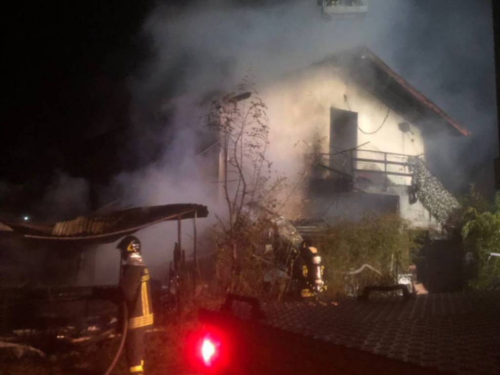 incendio sorico ristorante la puntina, immagini fuoco incendio devastazione