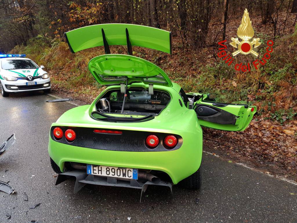 incidente cantù, lotus distrutta dopo impatto frontale