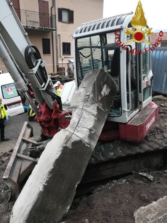 incidente sul lavoro a san siro tremezzina, operaio con escavatore travolto da pilone cancello