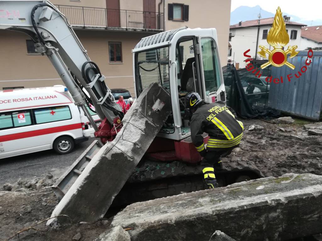 incidente sul lavoro a san siro tremezzina, operaio con escavatore travolto da pilone cancello