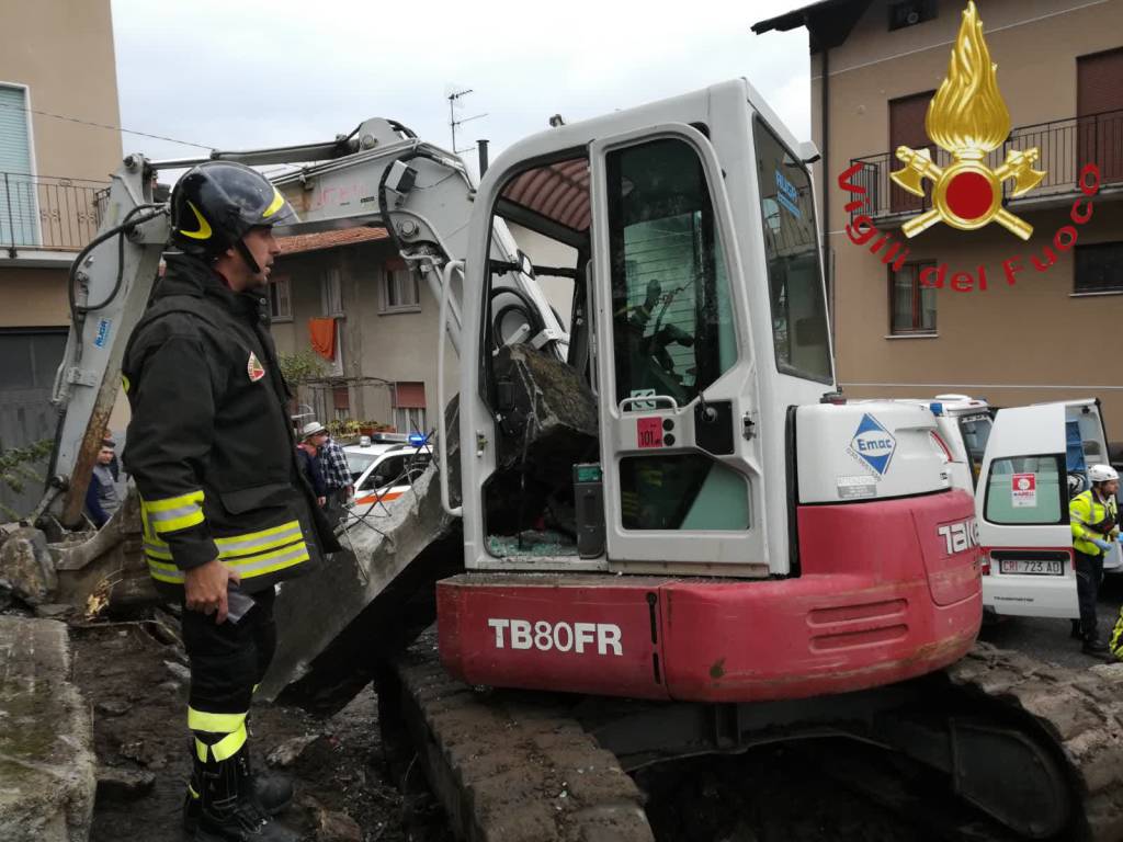 incidente sul lavoro a san siro tremezzina, operaio con escavatore travolto da pilone cancello