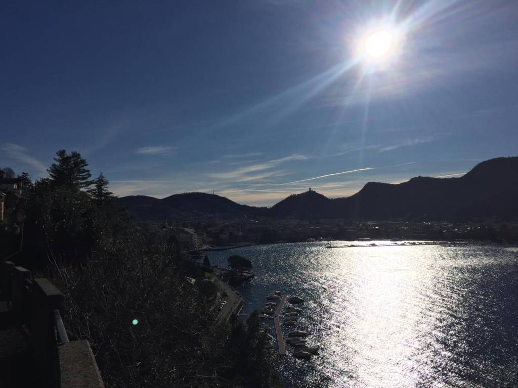 caldo anomalo e cielo sereno vigilia di natale a como onde nel lago