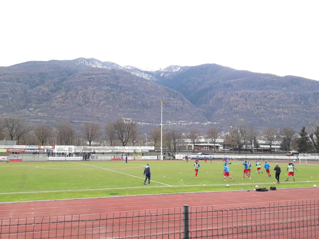 como a sondrio immagini tifosi e squadra riscaldamento