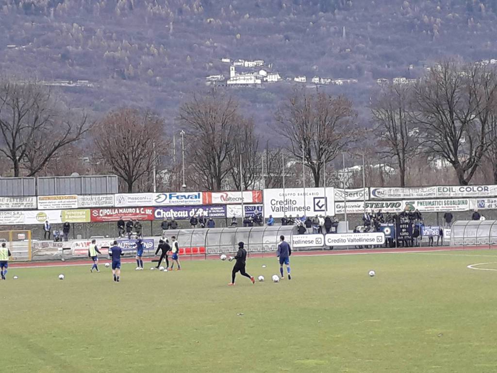 como a sondrio immagini tifosi e squadra riscaldamento