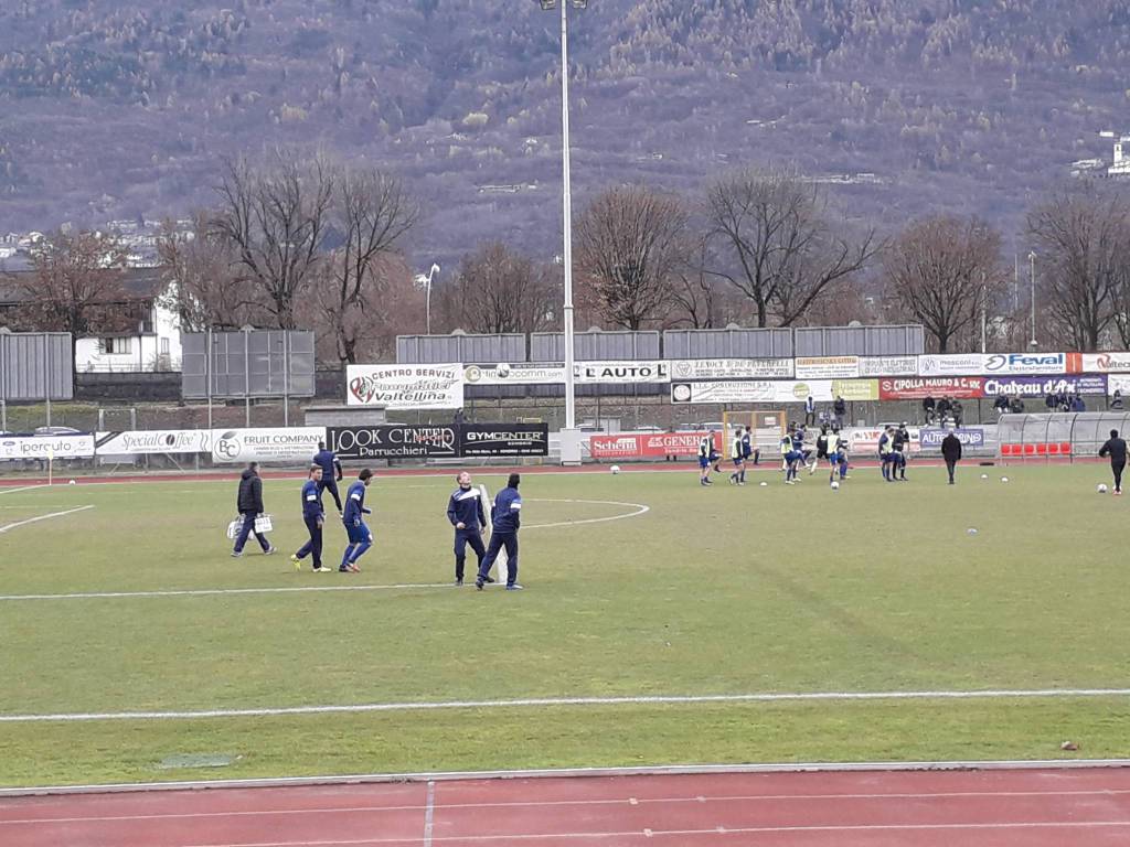 como a sondrio immagini tifosi e squadra riscaldamento