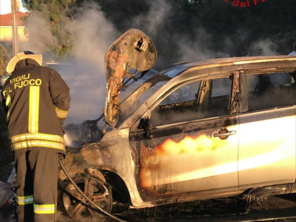 incendio auto a veniano nel pomeriggio vigili del fuoco