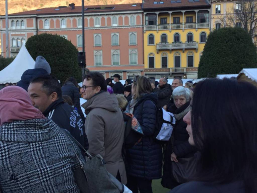 Santo Stefano con assalto a Como da parte dei turisti: folla e disagi