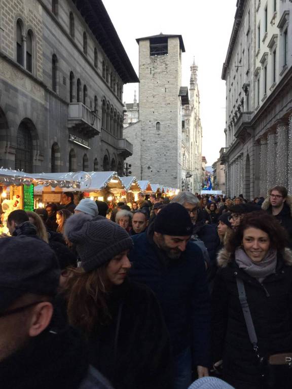 Santo Stefano con assalto a Como da parte dei turisti: folla e disagi