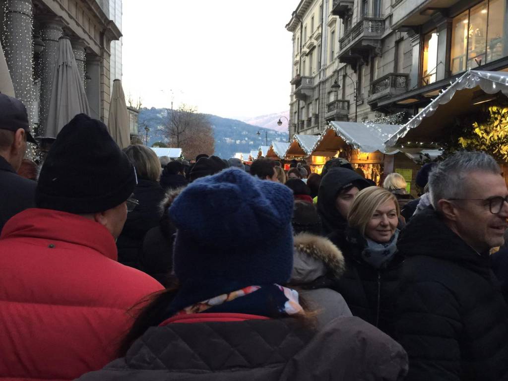 Santo Stefano con assalto a Como da parte dei turisti: folla e disagi
